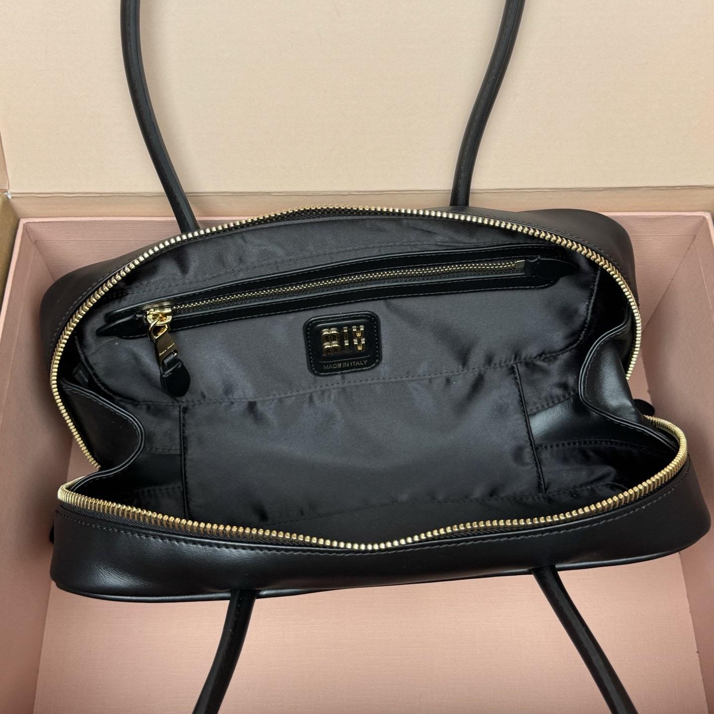 高仿miumiu*Beau系列5BB173小牛皮手提袋黑色免檢版