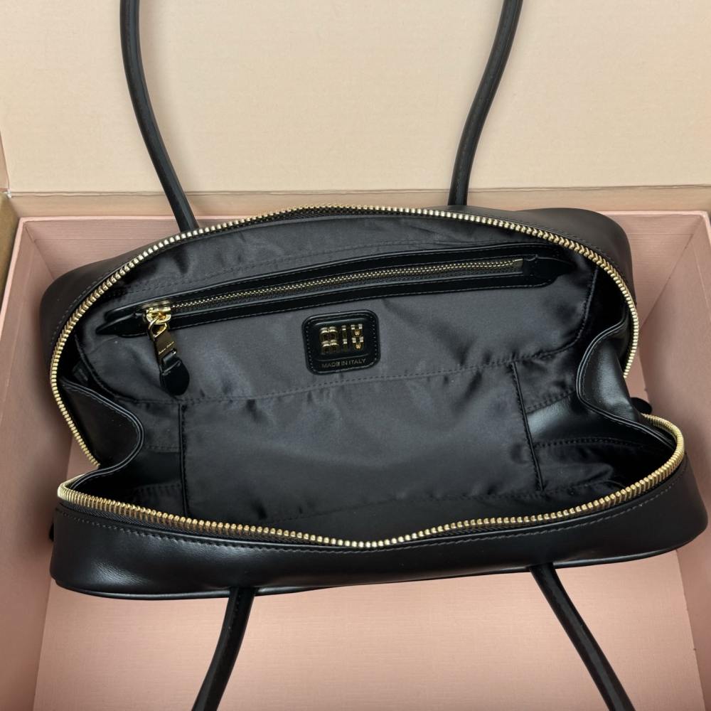 高仿miumiu*Beau系列5BB173小牛皮手提袋黑色免檢版