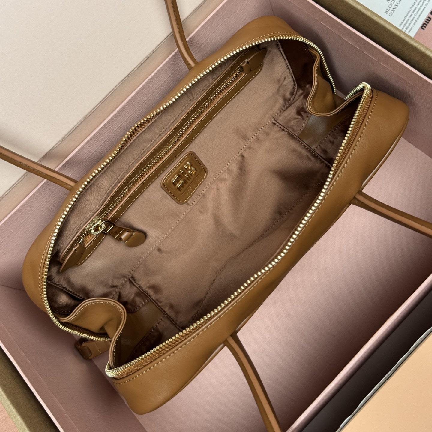 高仿miumiu*Beau系列5BB173小牛皮手提袋棕色免檢版