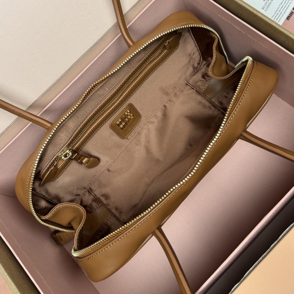 高仿miumiu*Beau系列5BB173小牛皮手提袋棕色免檢版