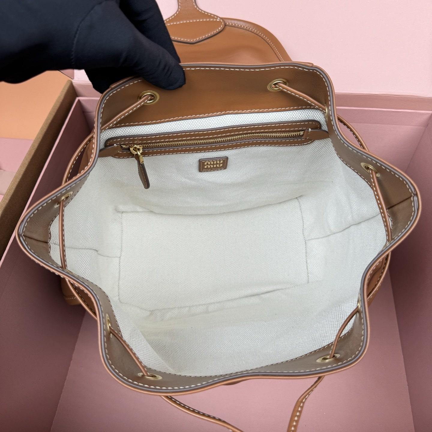 高仿miumiu*5BZ042牛皮雙肩包棕色大號免檢版