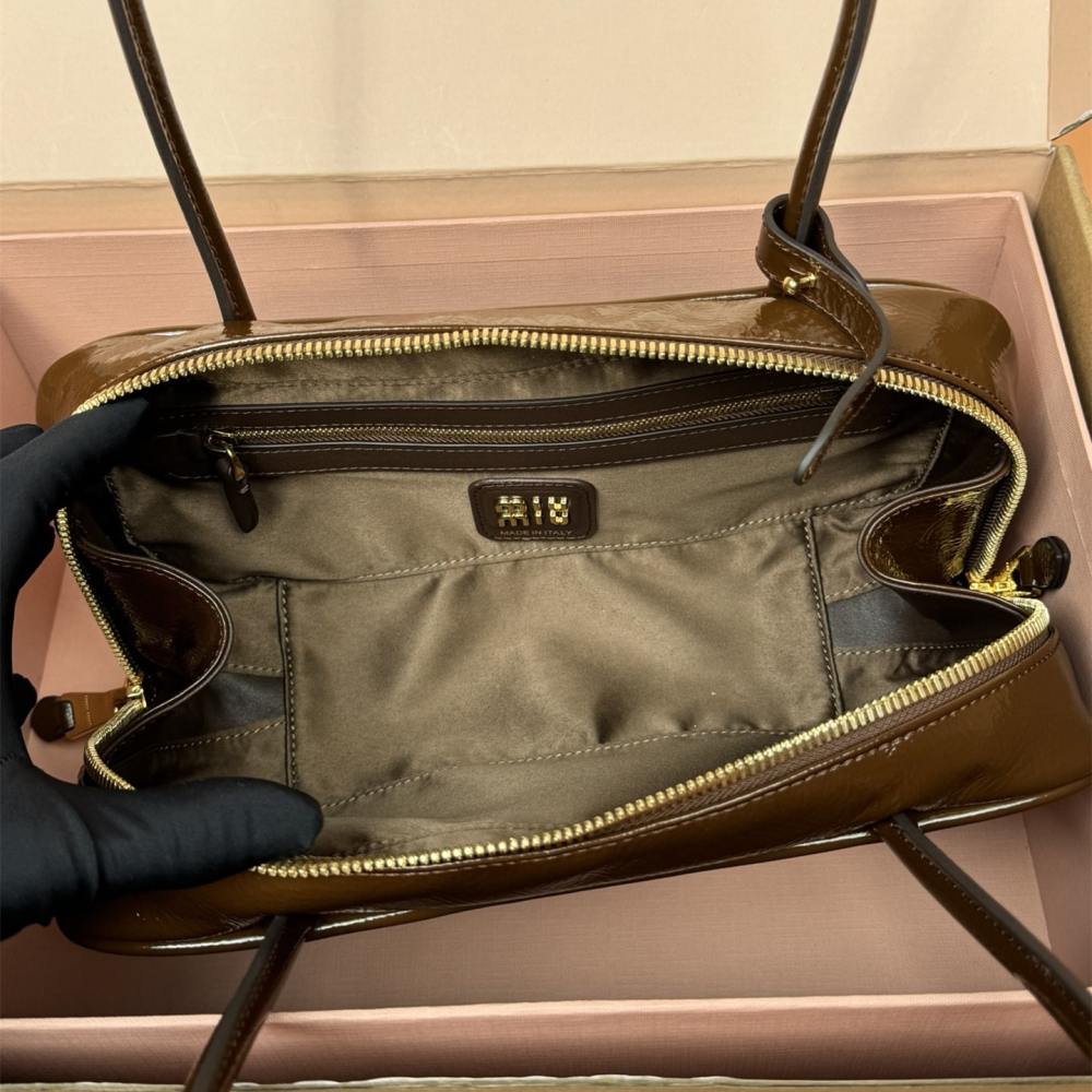 高仿miumiu*Beau系列5BB173漆面羊皮手提包棕色免檢版