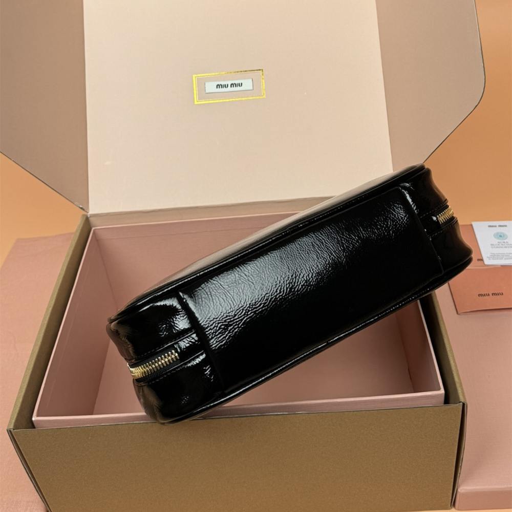 高仿miumiu*Beau系列5BB173漆面羊皮手提包黑色免檢版