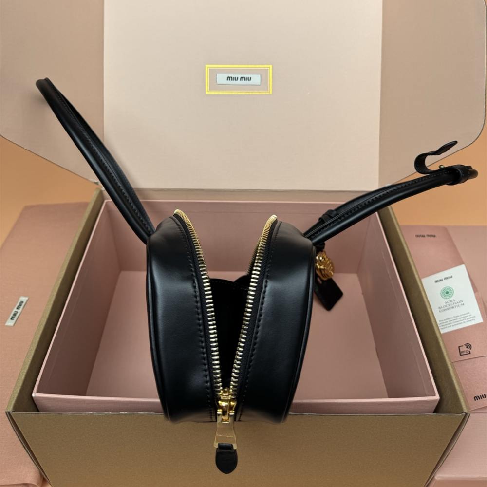 高仿miumiu*Beau系列5BB173小牛皮手提袋黑色免檢版