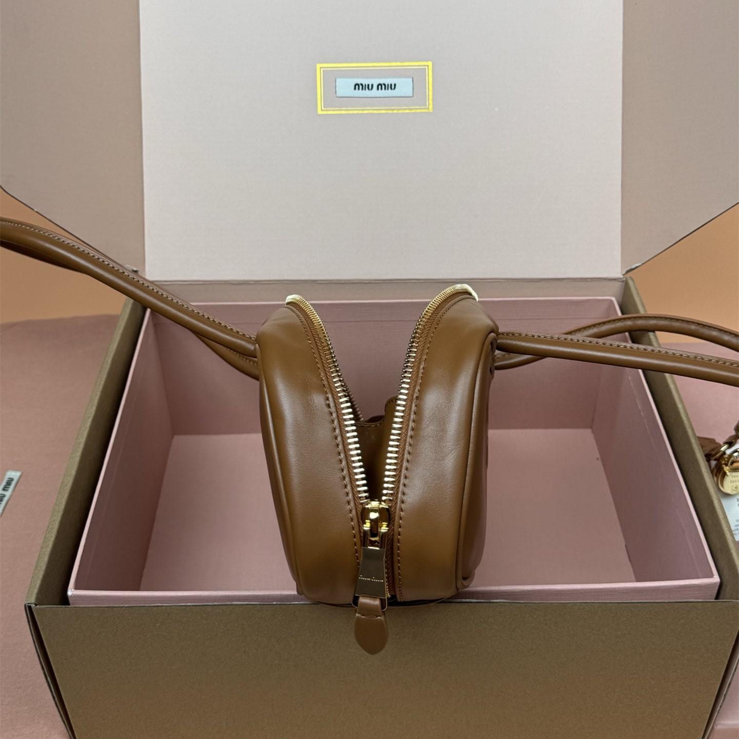 高仿miumiu*Beau系列5BB173小牛皮手提袋棕色免檢版
