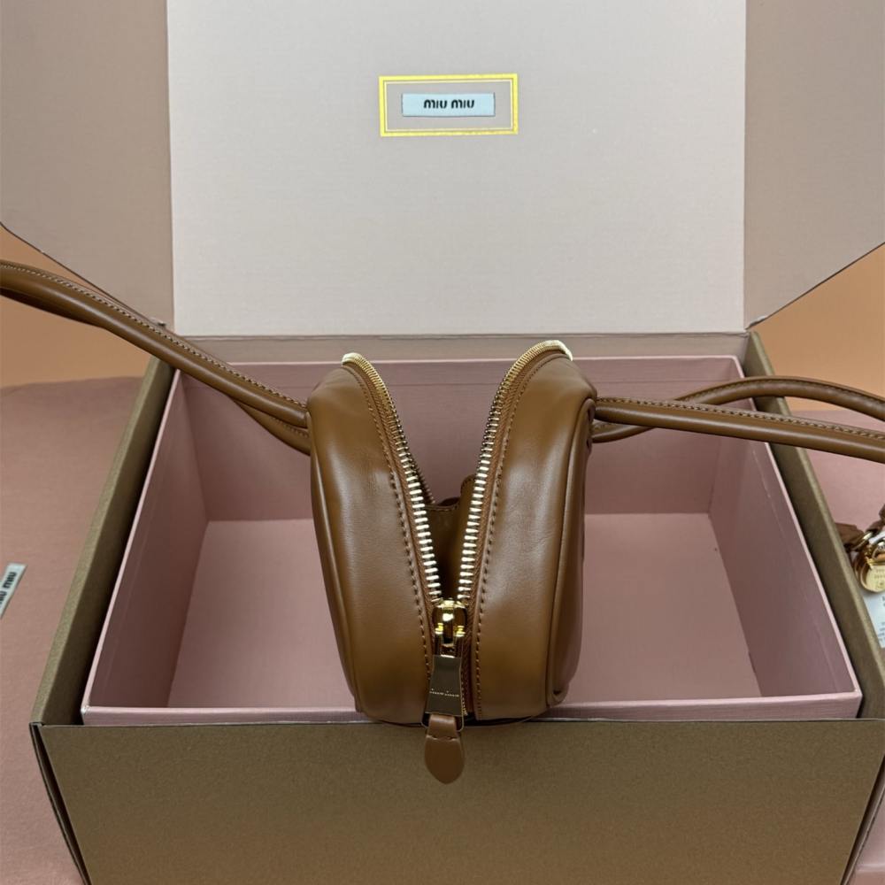 高仿miumiu*Beau系列5BB173小牛皮手提袋棕色免檢版