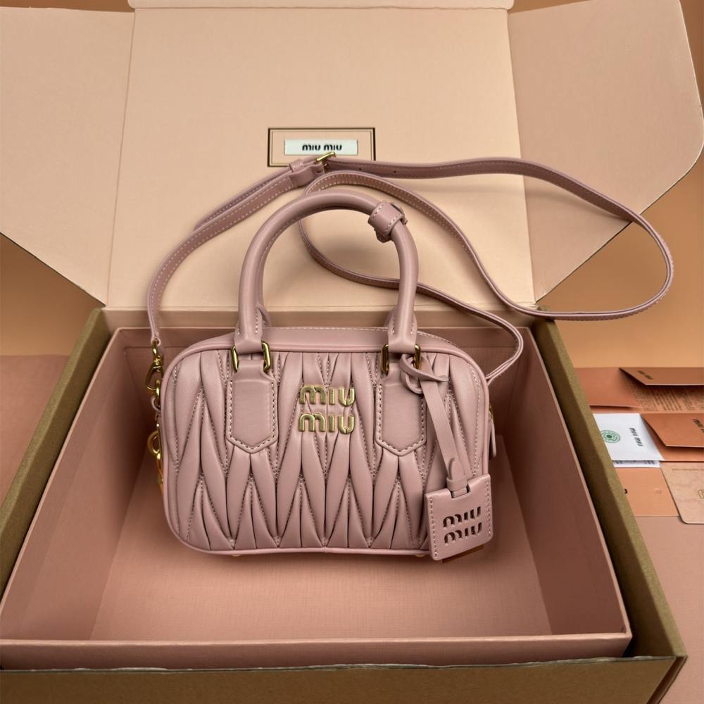 高仿miumiu*Arcadie系列5BB123小羊皮斜挎包粉色小號免檢版