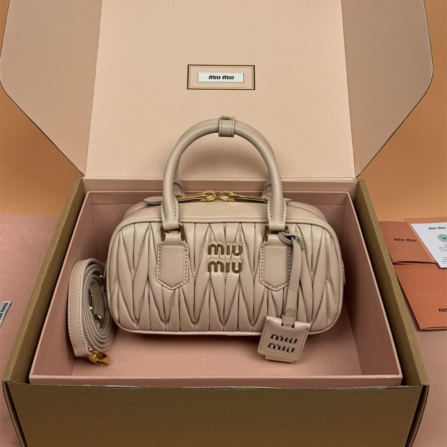 高仿miumiu*Arcadie系列5BB142保齡球小羊皮沙黃色免檢版