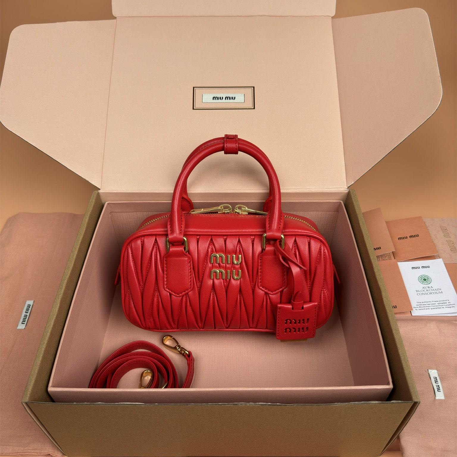 高仿miumiu*Arcadie系列5BB142保齡球小羊皮紅色免檢版