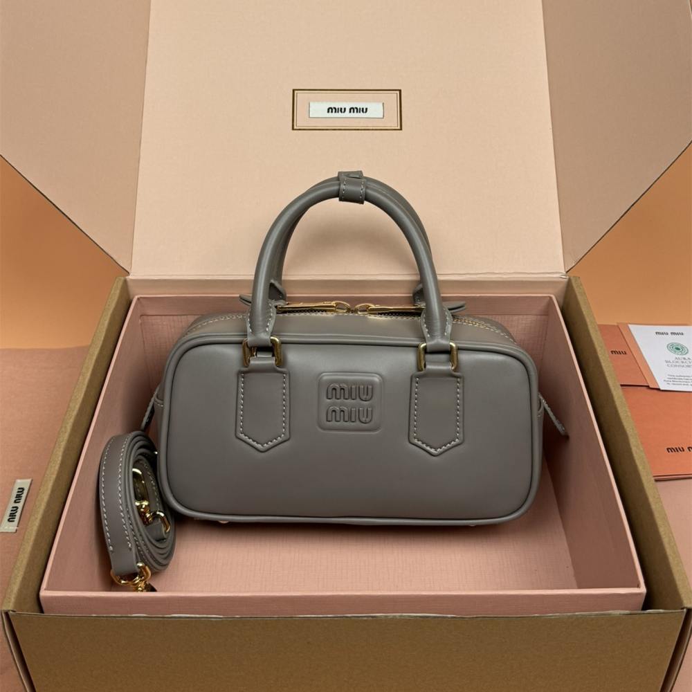 高仿miumiu*Arcadie系列5BB142小牛皮斜挎包灰色免檢版