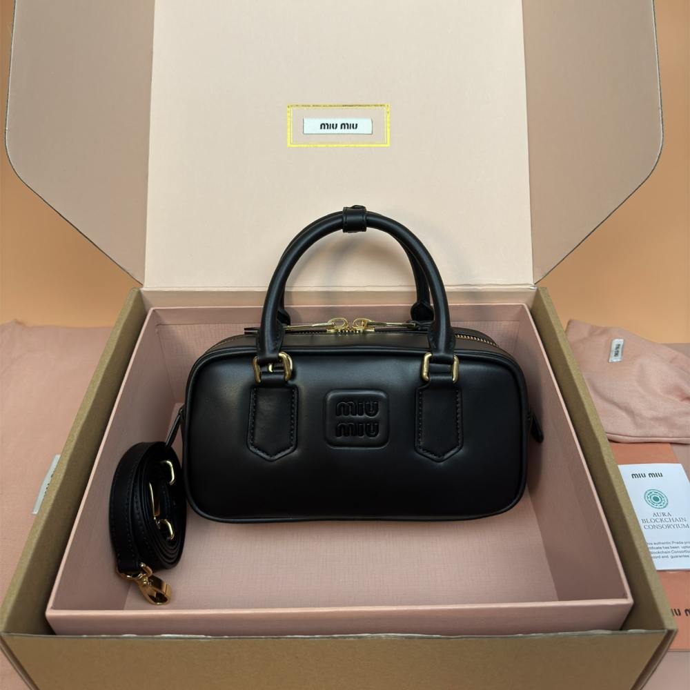 高仿miumiu*Arcadie系列5BB142小牛皮斜挎包黑色免檢版