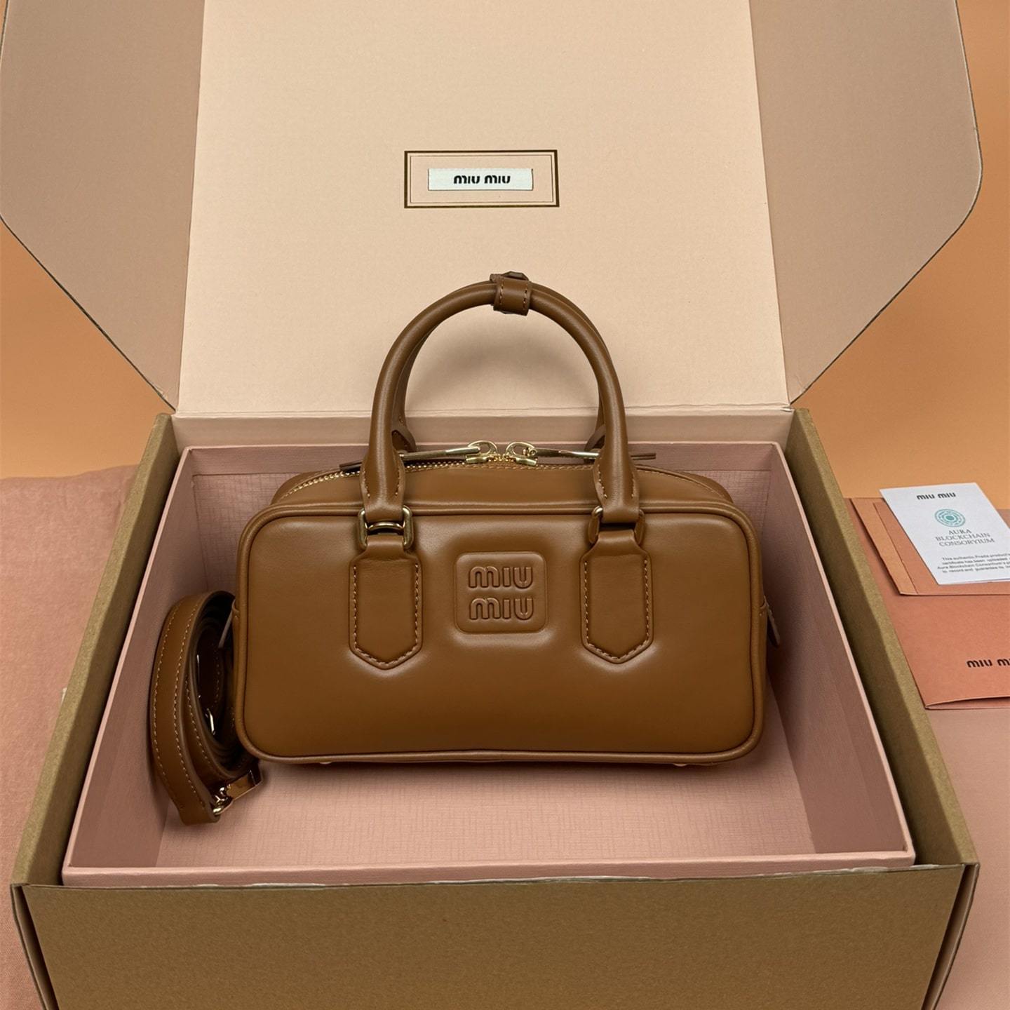 高仿miumiu*Arcadie系列5BB142小牛皮斜挎包干邑色免檢版