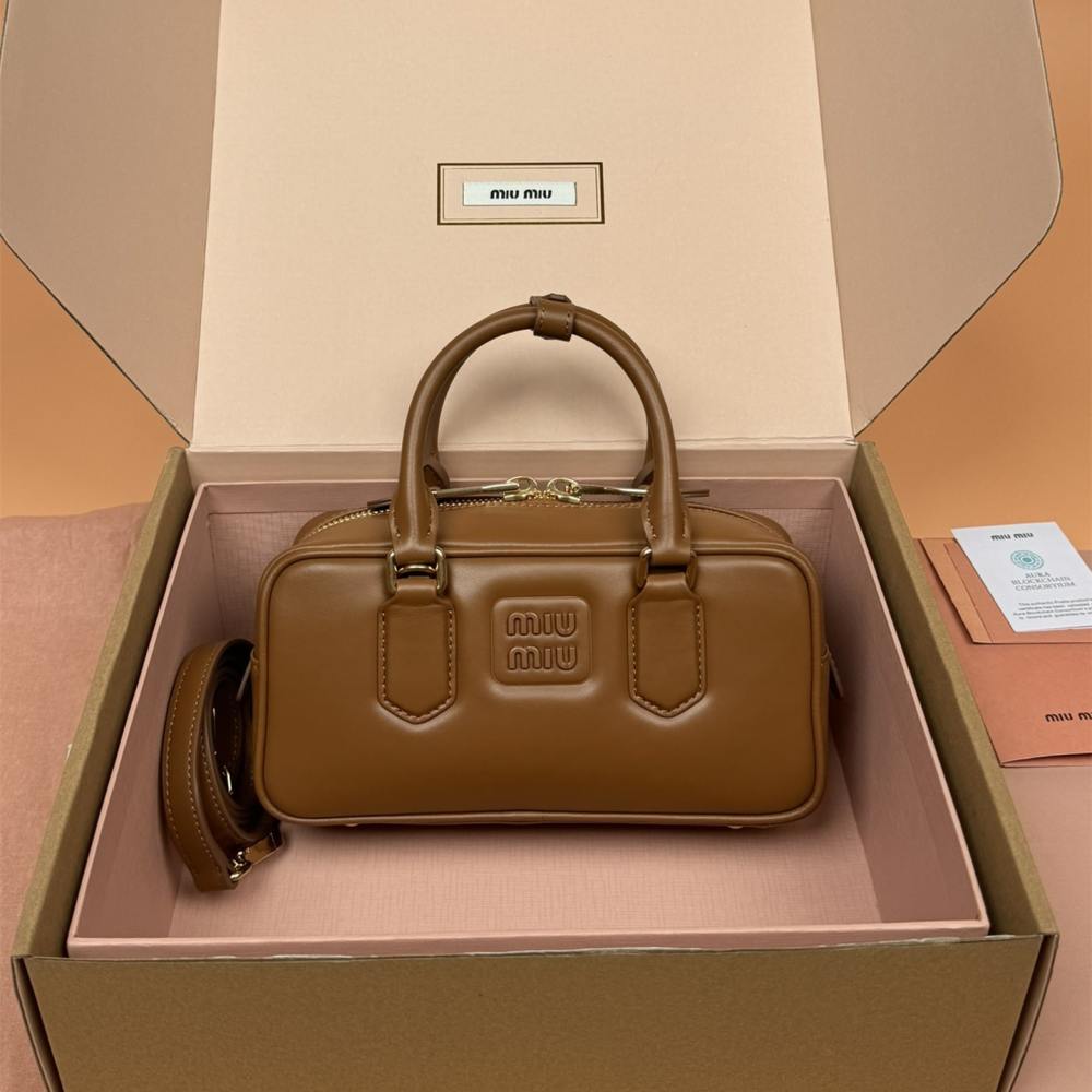 高仿miumiu*Arcadie系列5BB142小牛皮斜挎包干邑色免檢版