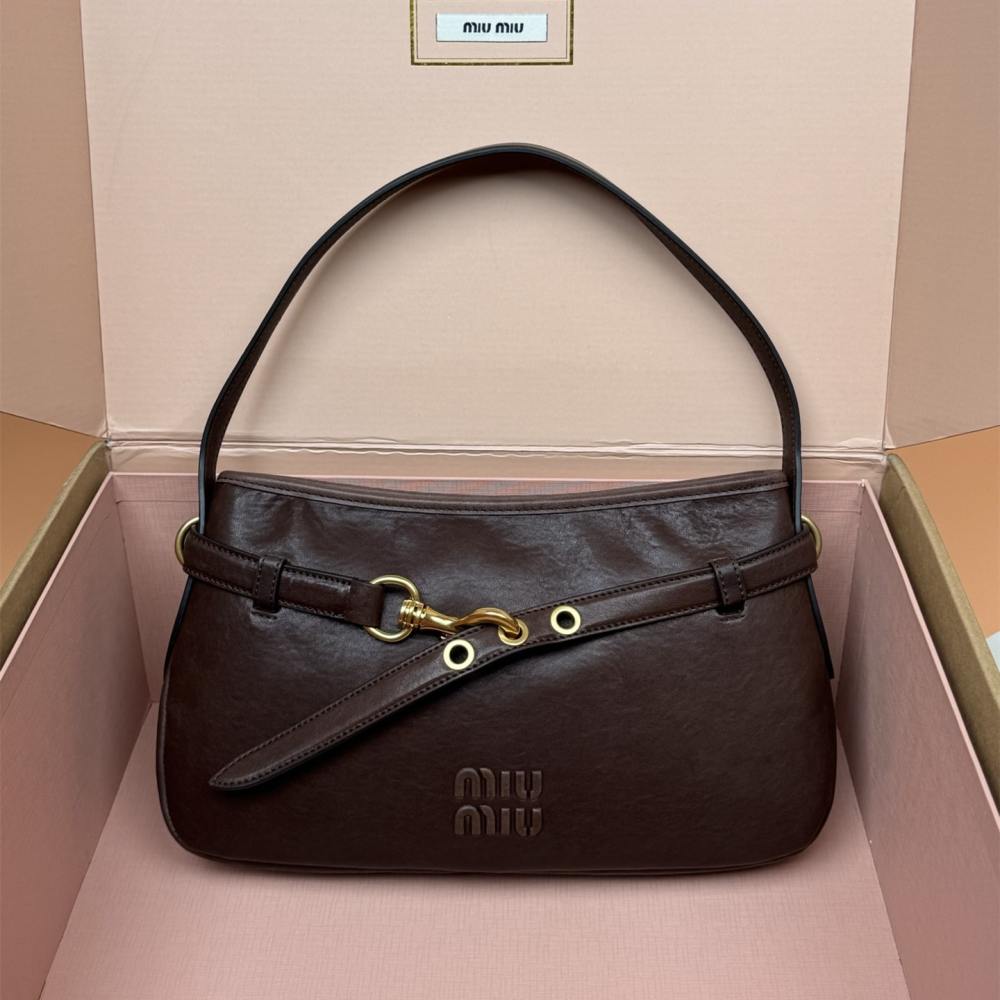 高仿miumiu*Aventure系列5BC182小羊皮腋下包石楠木色小號免檢版