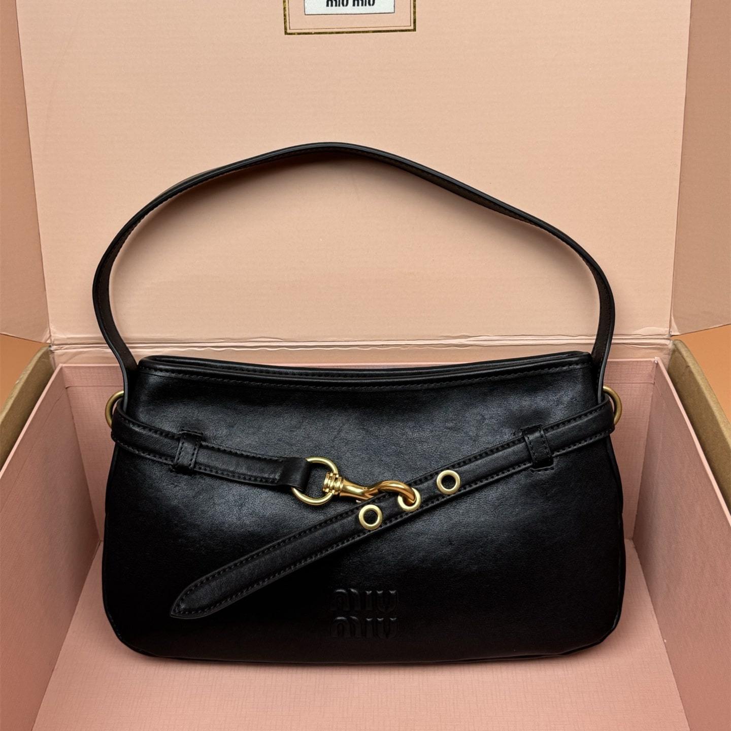 高仿miumiu*Aventure系列5BC182小羊皮腋下包黑色小號免檢版