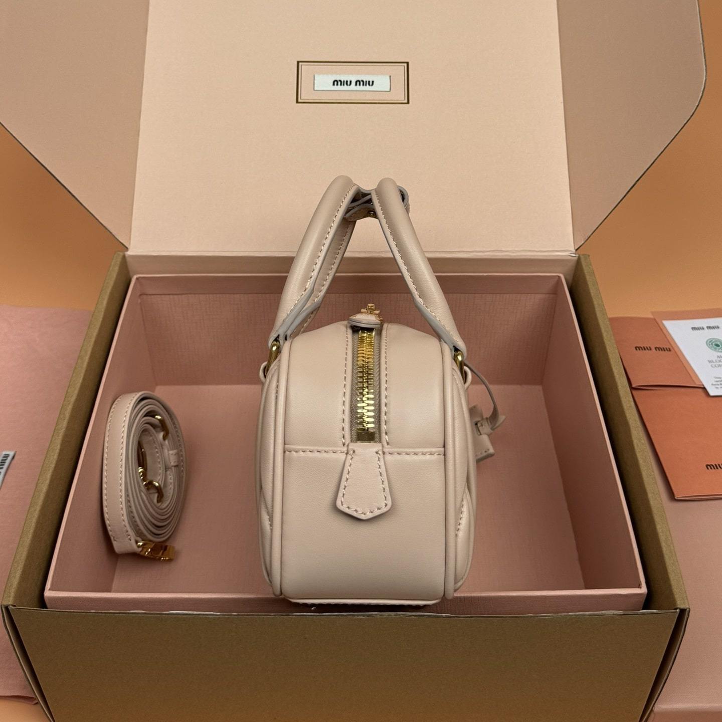 高仿miumiu*Arcadie系列5BB142保齡球小羊皮沙黃色免檢版