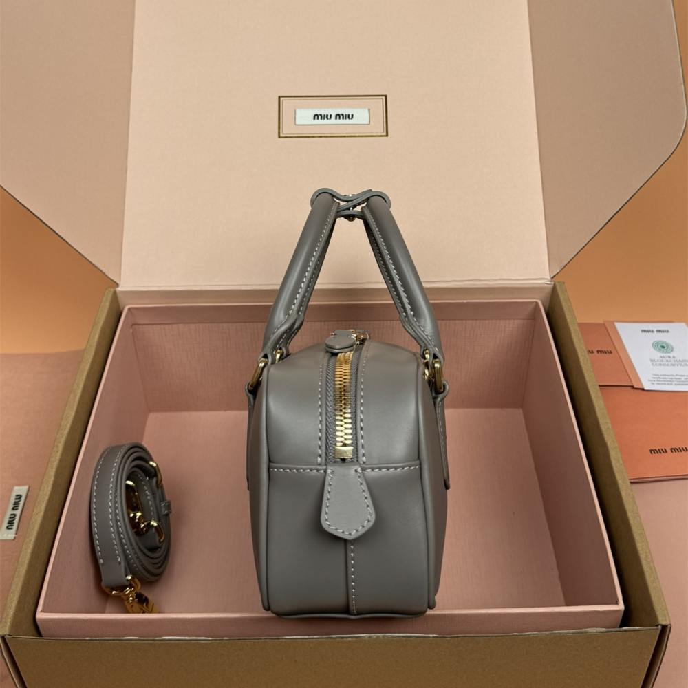 高仿miumiu*Arcadie系列5BB142小牛皮斜挎包灰色免檢版