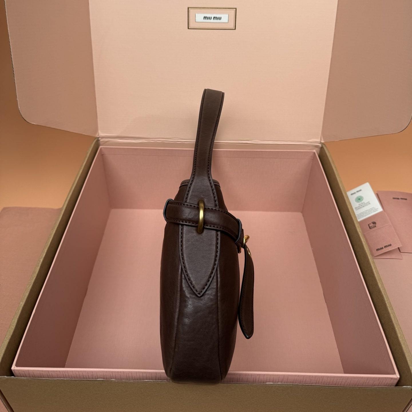 高仿miumiu*Aventure系列5BC182小羊皮腋下包石楠木色小號免檢版
