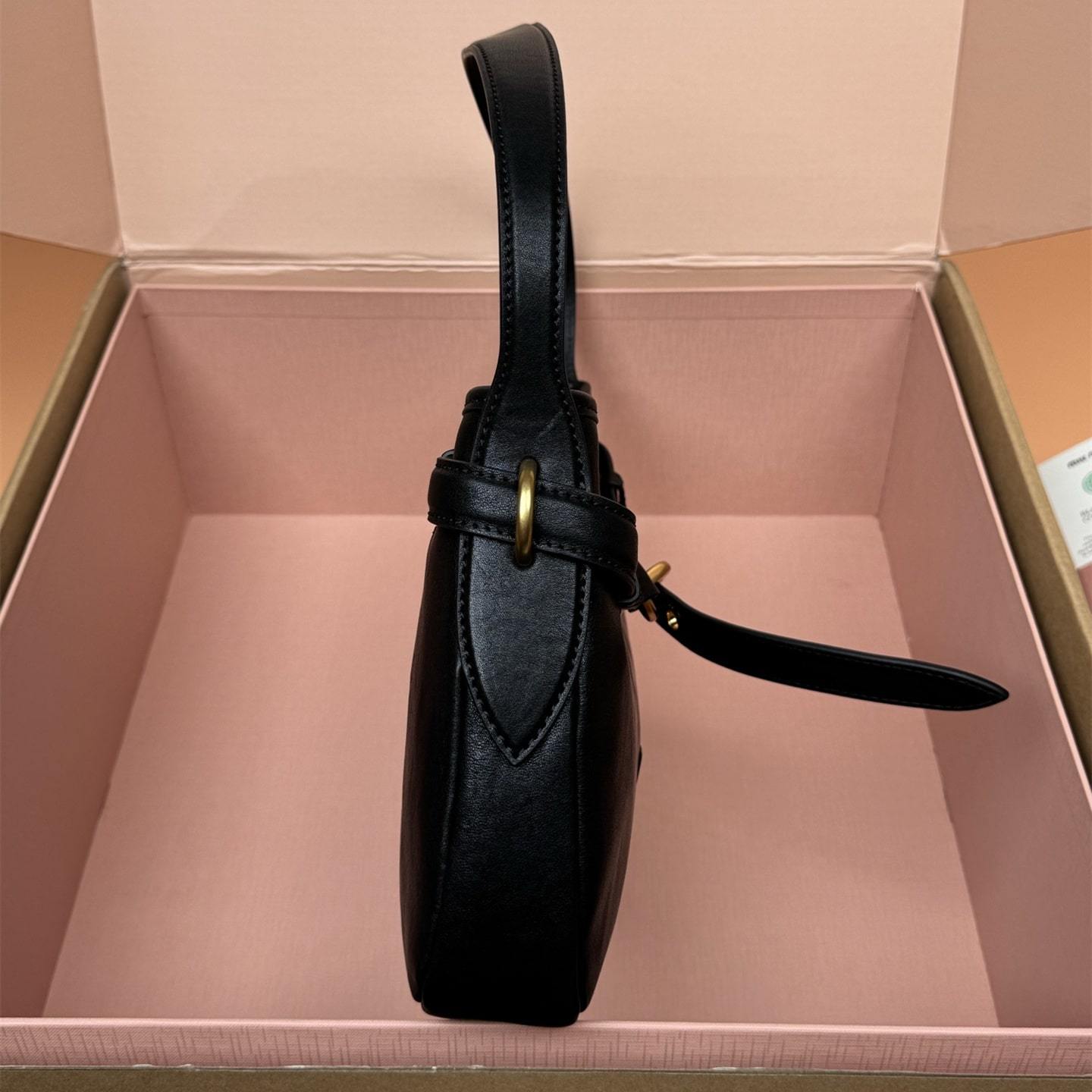 高仿miumiu*Aventure系列5BC182小羊皮腋下包黑色小號免檢版
