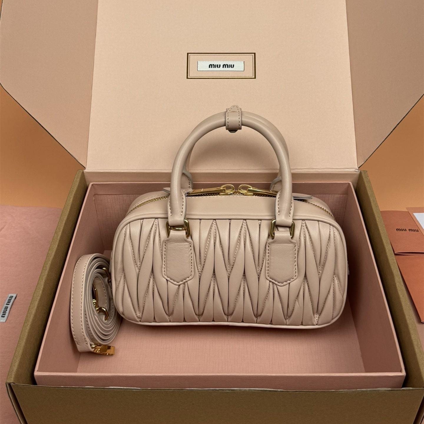 高仿miumiu*Arcadie系列5BB142保齡球小羊皮沙黃色免檢版