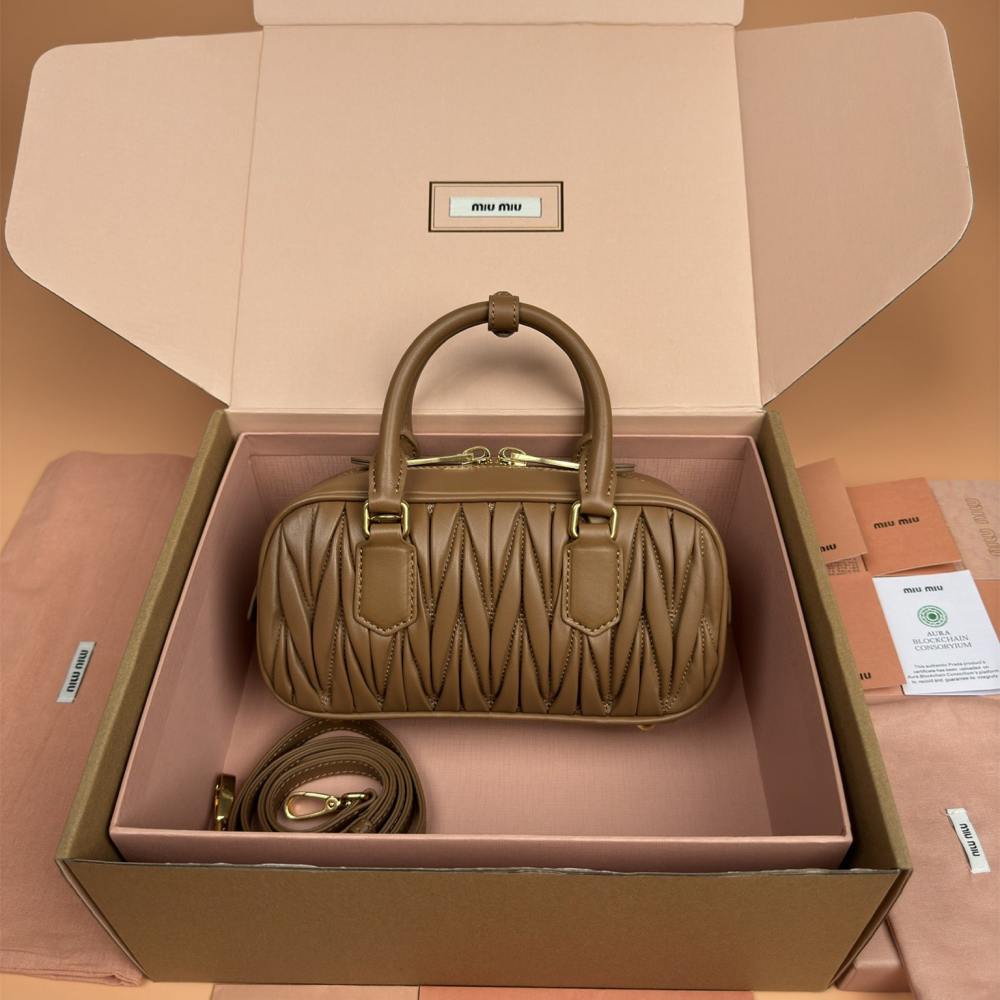 高仿miumiu*Arcadie系列5BB142保齡球小羊皮焦糖色免檢版