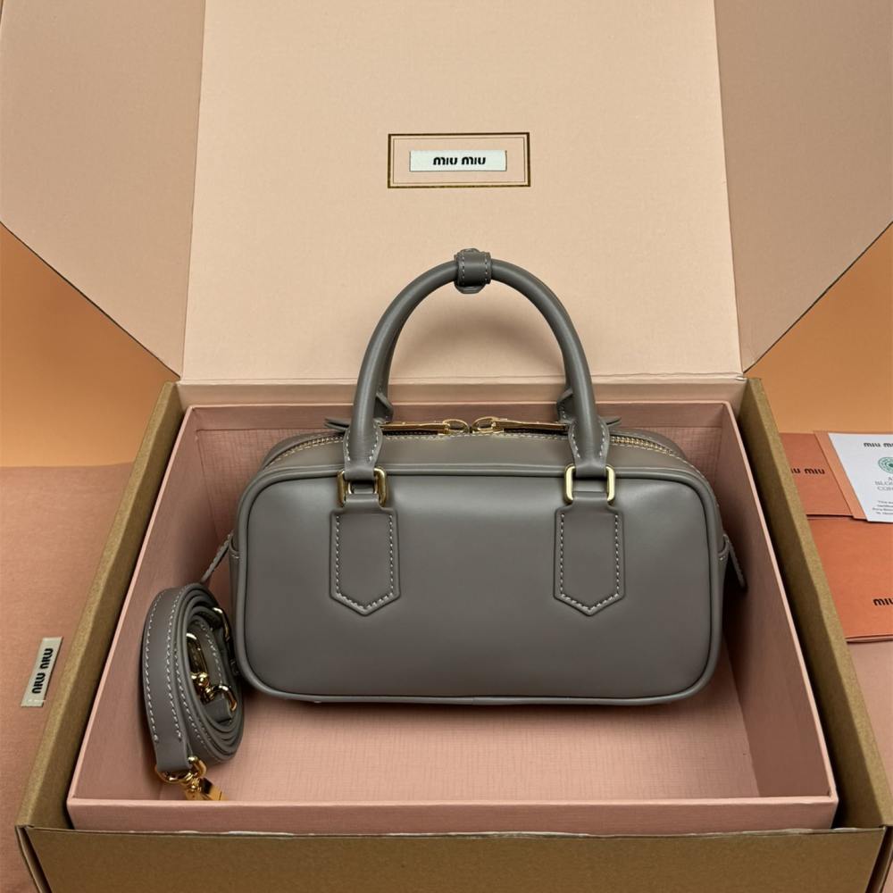 高仿miumiu*Arcadie系列5BB142小牛皮斜挎包灰色免檢版