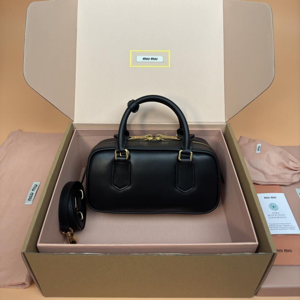 高仿miumiu*Arcadie系列5BB142小牛皮斜挎包黑色免檢版