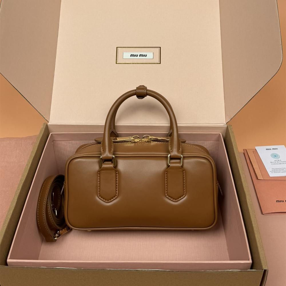 高仿miumiu*Arcadie系列5BB142小牛皮斜挎包干邑色免檢版