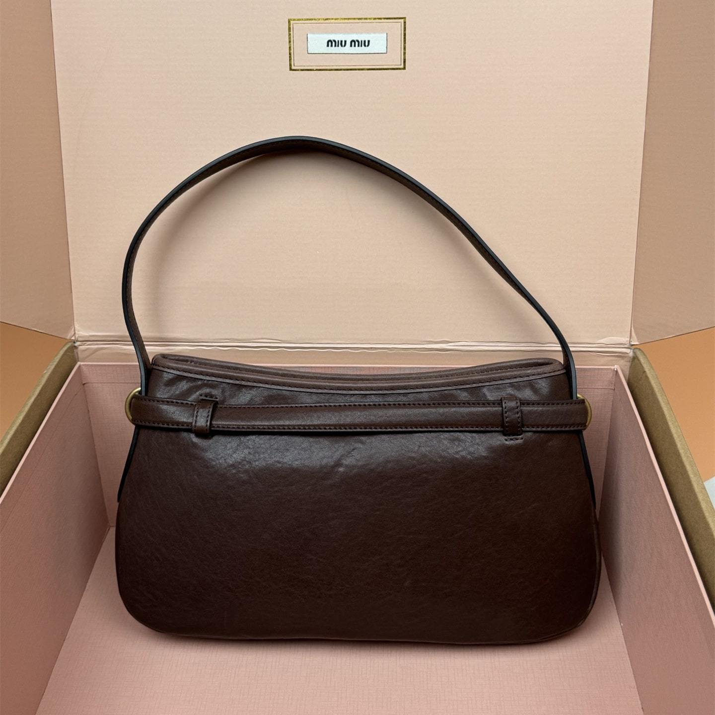 高仿miumiu*Aventure系列5BC182小羊皮腋下包石楠木色小號免檢版
