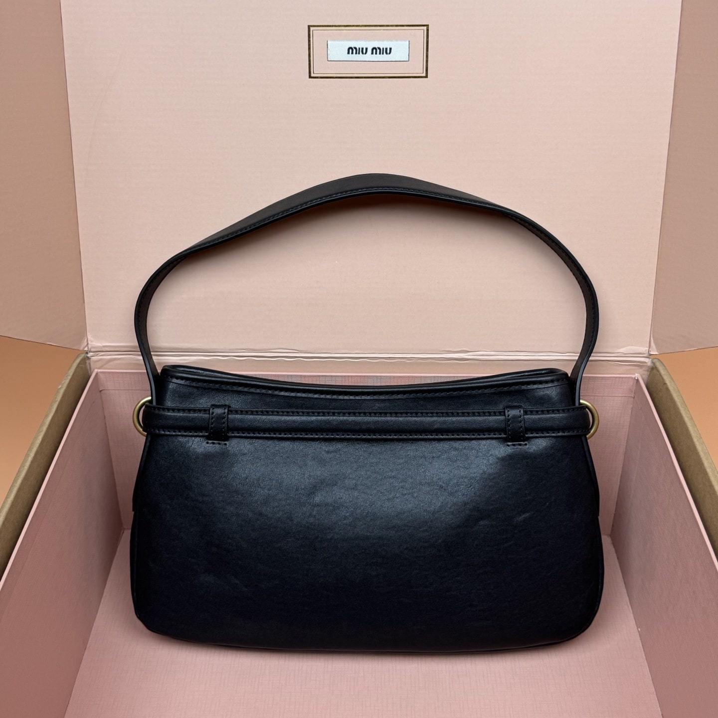高仿miumiu*Aventure系列5BC182小羊皮腋下包黑色小號免檢版