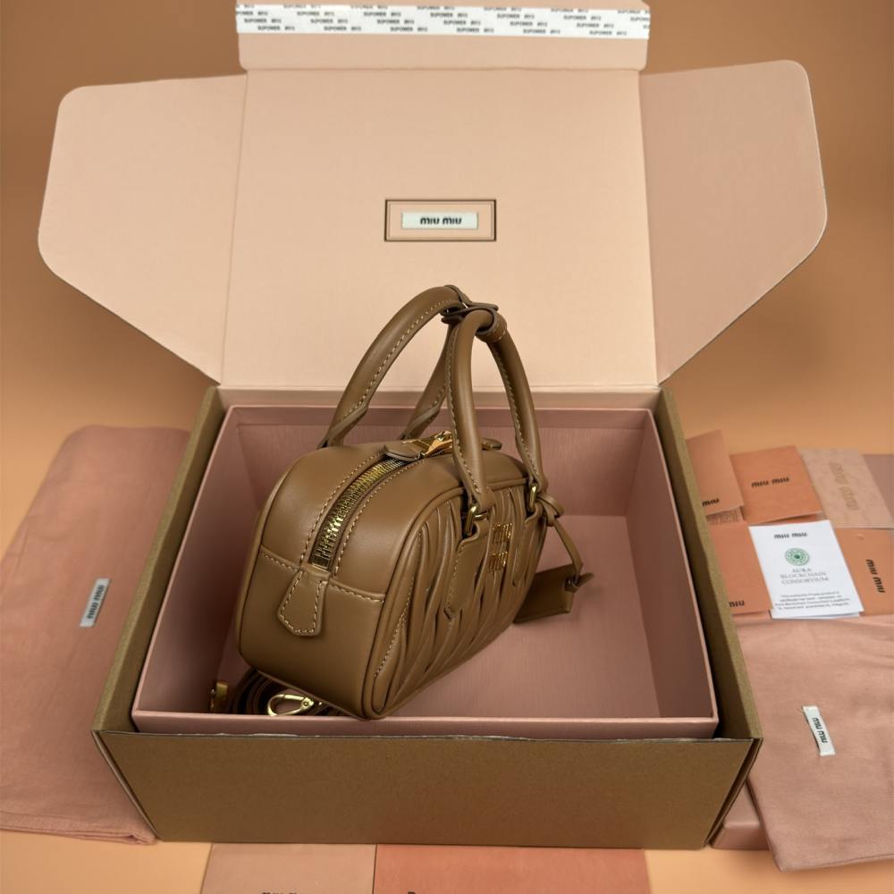 高仿miumiu*Arcadie系列5BB142保齡球小羊皮焦糖色免檢版