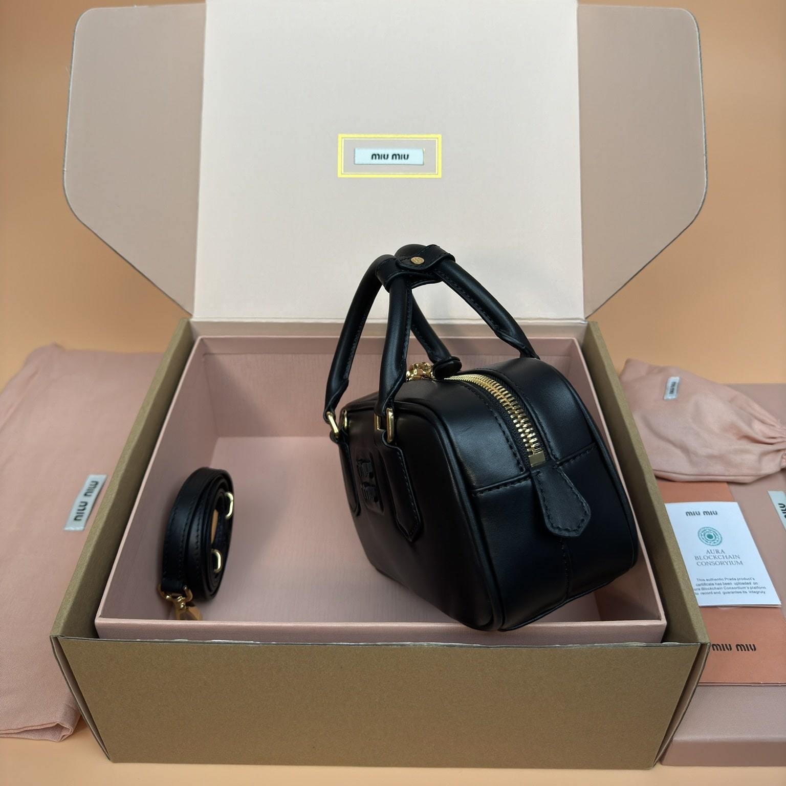 高仿miumiu*Arcadie系列5BB142小牛皮斜挎包黑色免檢版
