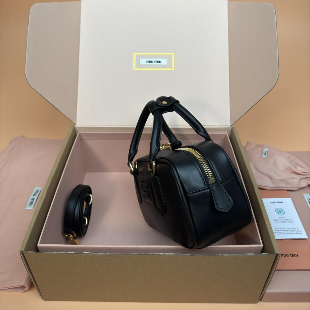 高仿miumiu*Arcadie系列5BB142小牛皮斜挎包黑色免檢版