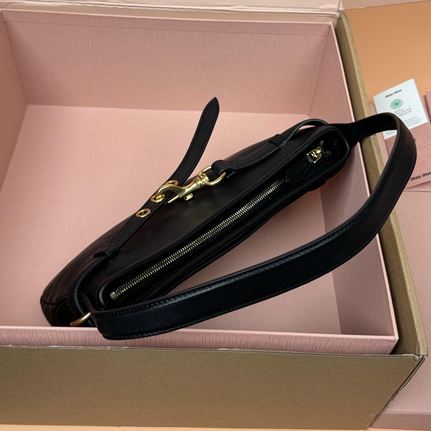高仿miumiu*Aventure系列5BC182小羊皮腋下包黑色小號免檢版