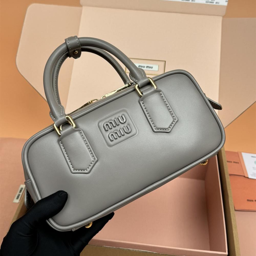 高仿miumiu*Arcadie系列5BB142小牛皮斜挎包灰色免檢版
