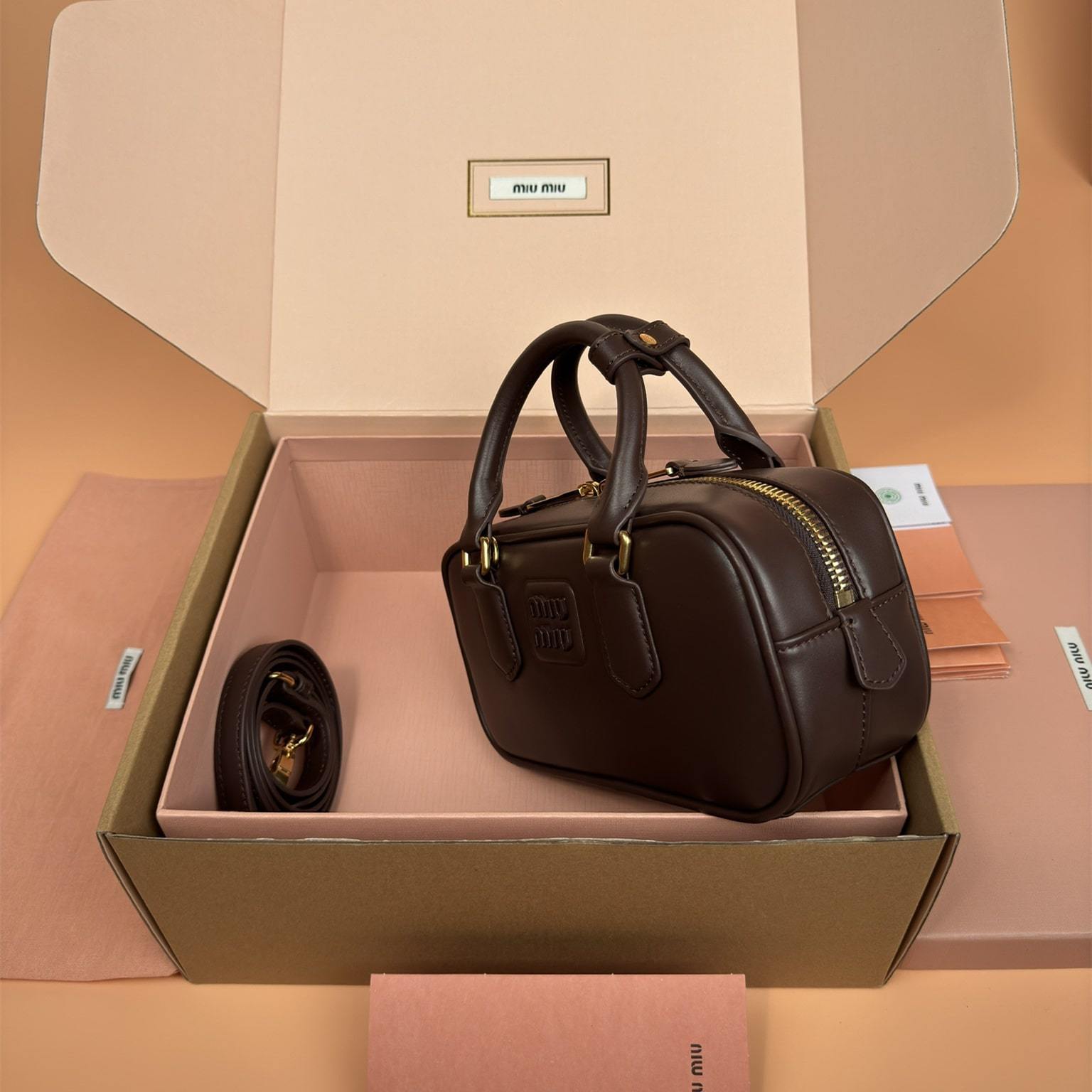 高仿miumiu*Arcadie系列5BB142小牛皮斜挎包深棕免檢版