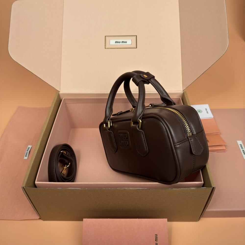 高仿miumiu*Arcadie系列5BB142小牛皮斜挎包深棕免檢版