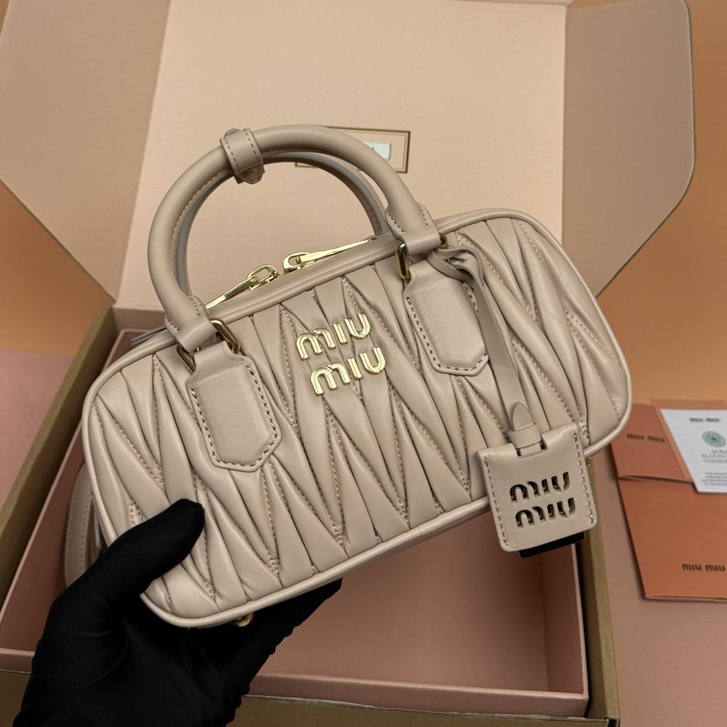 高仿miumiu*Arcadie系列5BB142保齡球小羊皮沙黃色免檢版