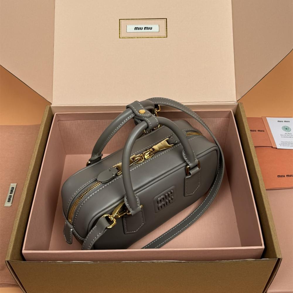 高仿miumiu*Arcadie系列5BB142小牛皮斜挎包灰色免檢版
