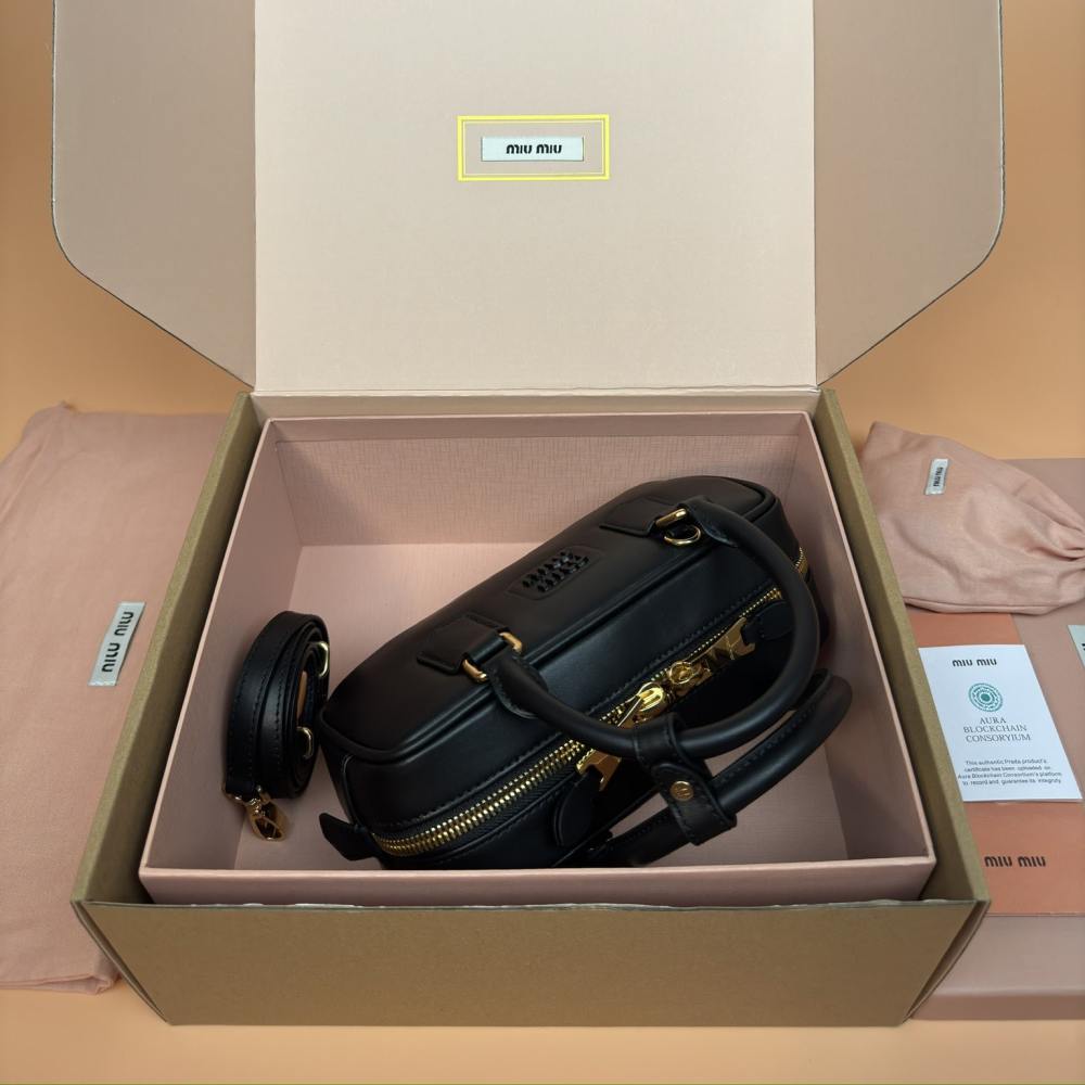 高仿miumiu*Arcadie系列5BB142小牛皮斜挎包黑色免檢版