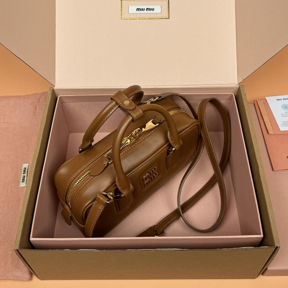 高仿miumiu*Arcadie系列5BB142小牛皮斜挎包干邑色免檢版