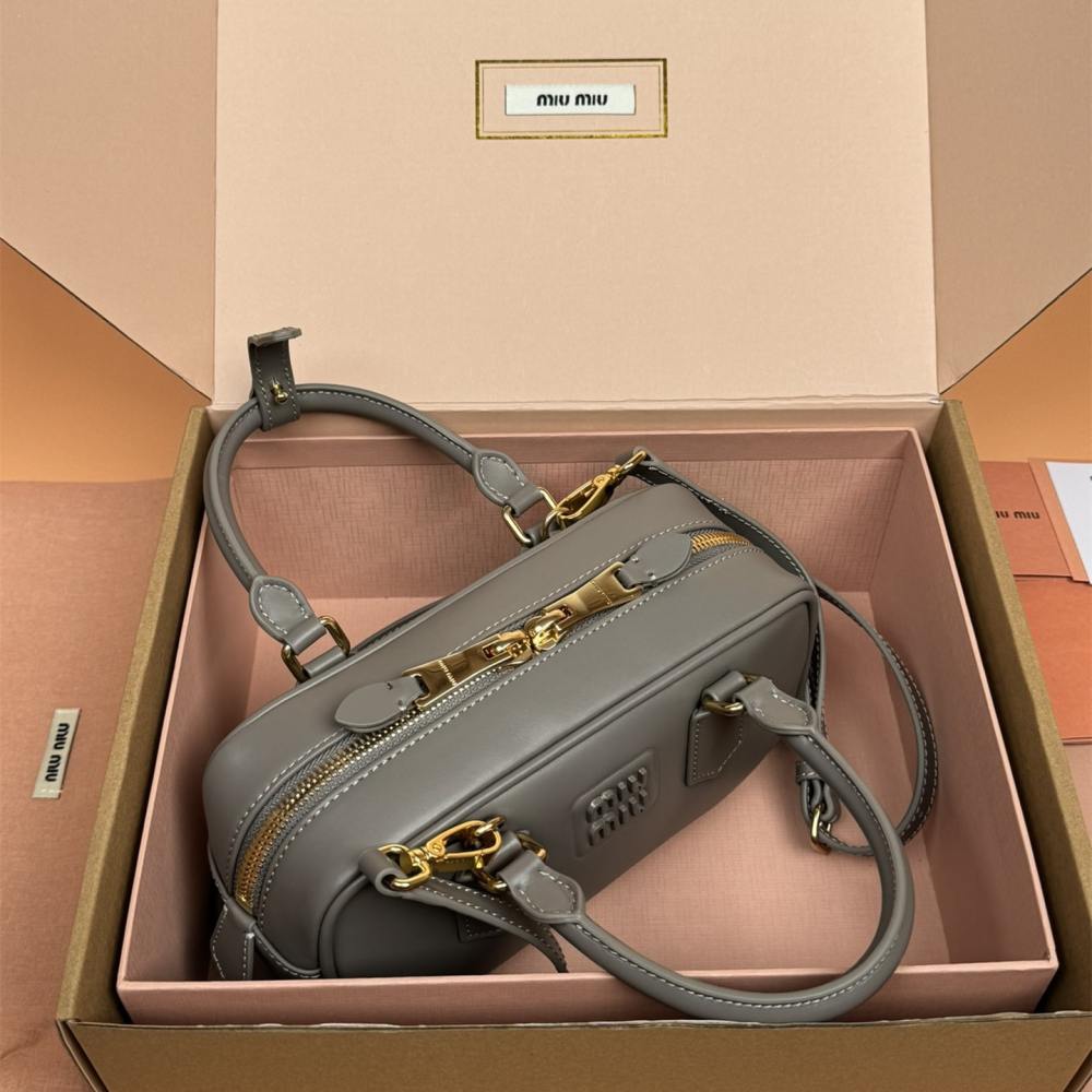 高仿miumiu*Arcadie系列5BB142小牛皮斜挎包灰色免檢版