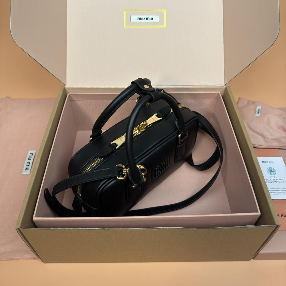 高仿miumiu*Arcadie系列5BB142小牛皮斜挎包黑色免檢版