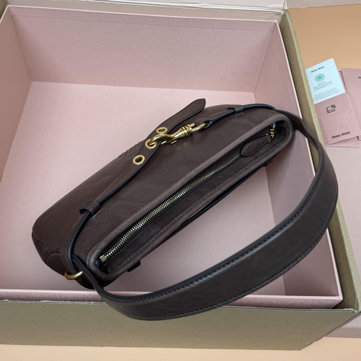 高仿miumiu*Aventure系列5BC182小羊皮腋下包石楠木色小號免檢版