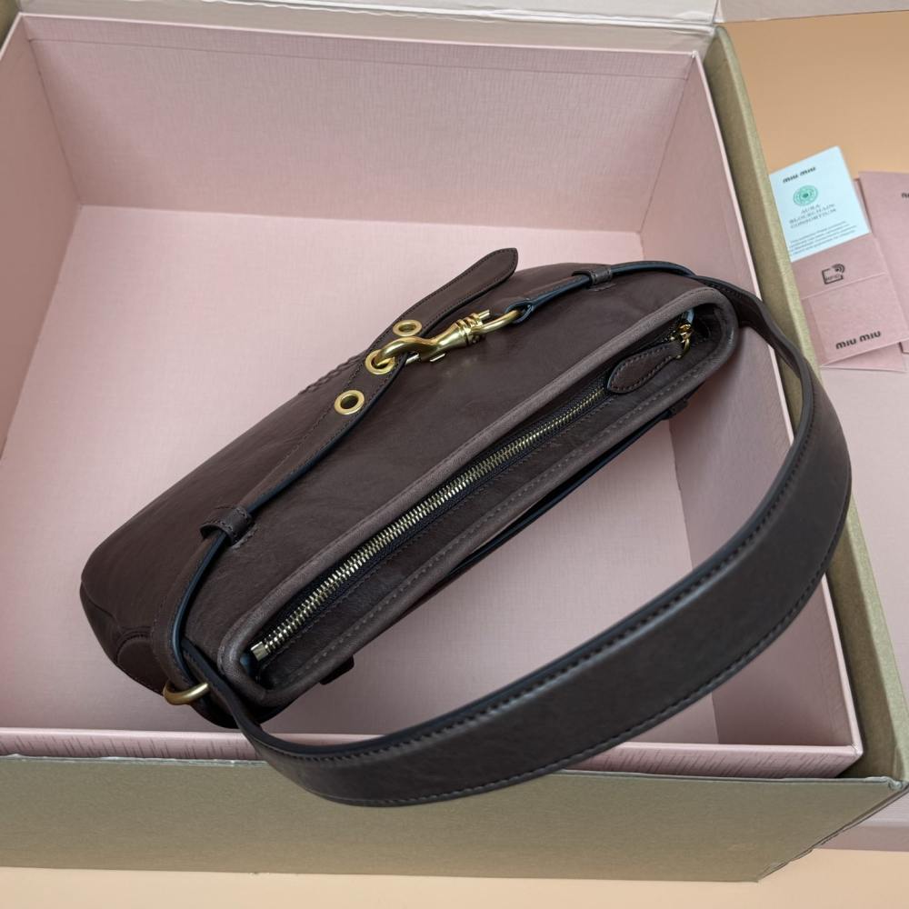 高仿miumiu*Aventure系列5BC182小羊皮腋下包石楠木色小號免檢版