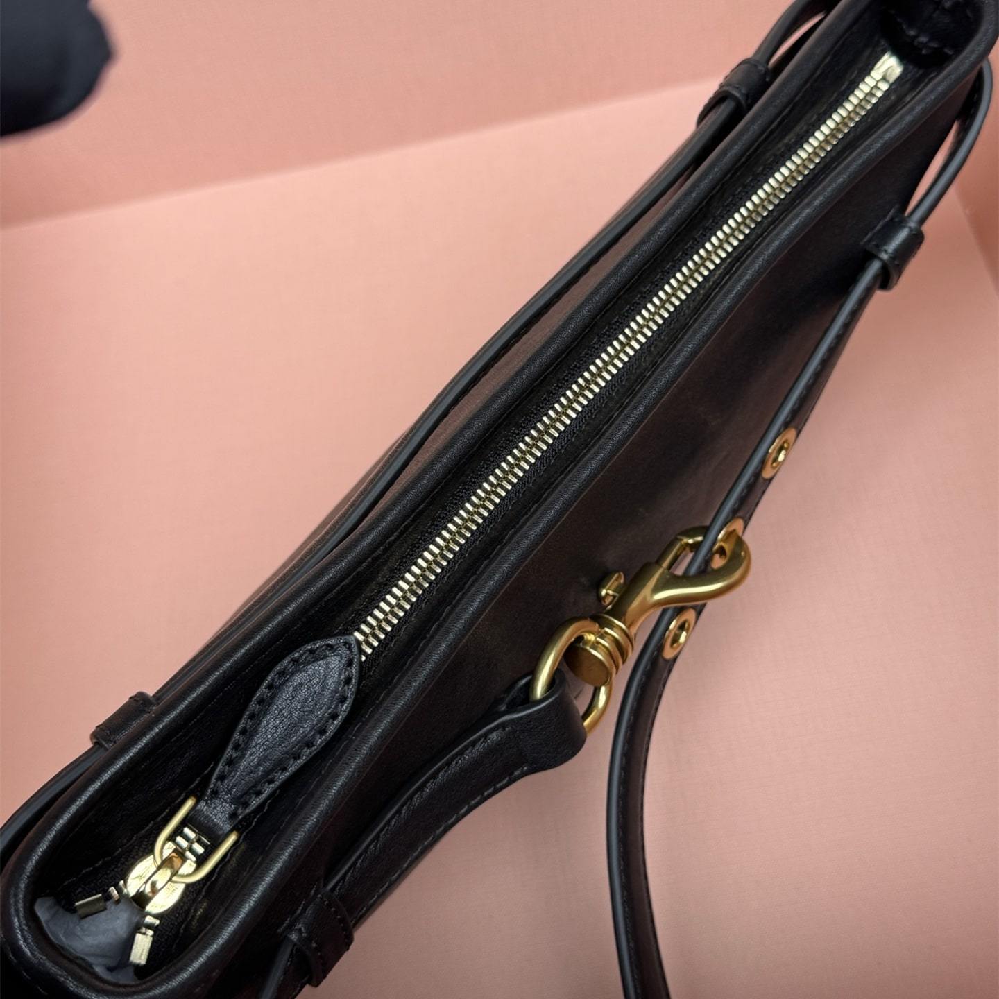 高仿miumiu*Aventure系列5BC182小羊皮腋下包黑色小號免檢版