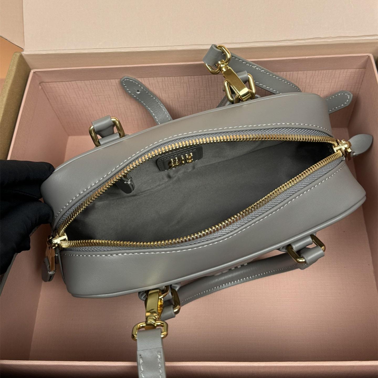 高仿miumiu*Arcadie系列5BB142小牛皮斜挎包灰色免檢版