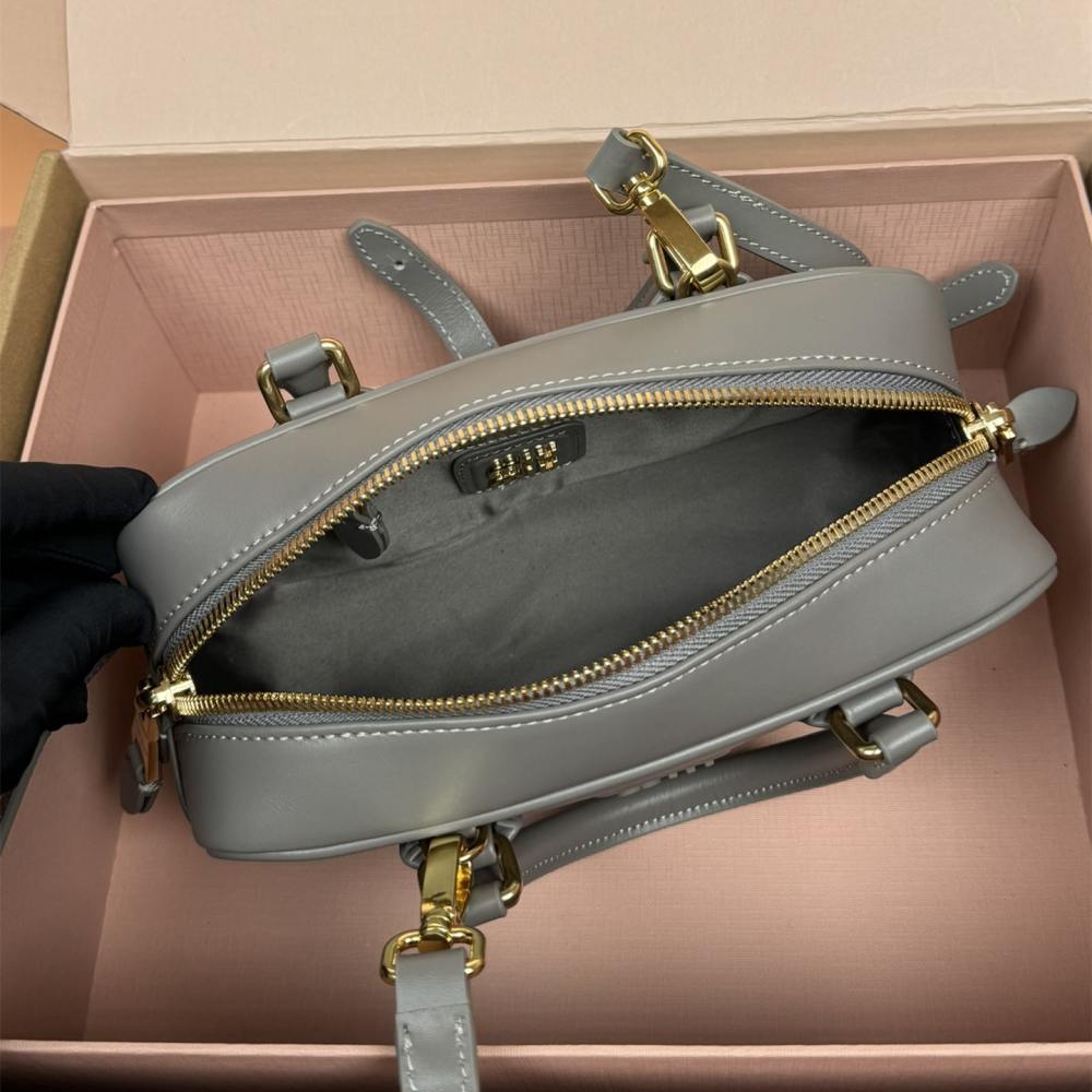 高仿miumiu*Arcadie系列5BB142小牛皮斜挎包灰色免檢版