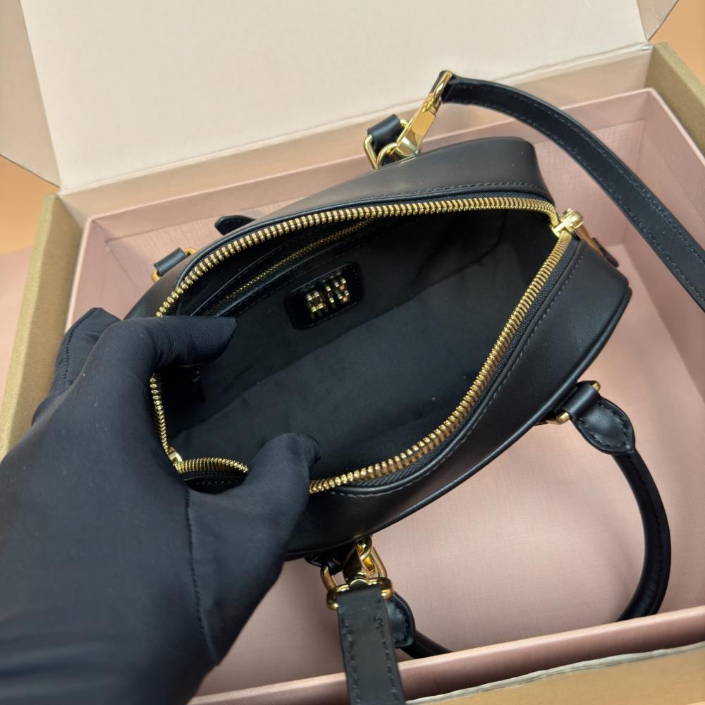 高仿miumiu*Arcadie系列5BB142小牛皮斜挎包黑色免檢版