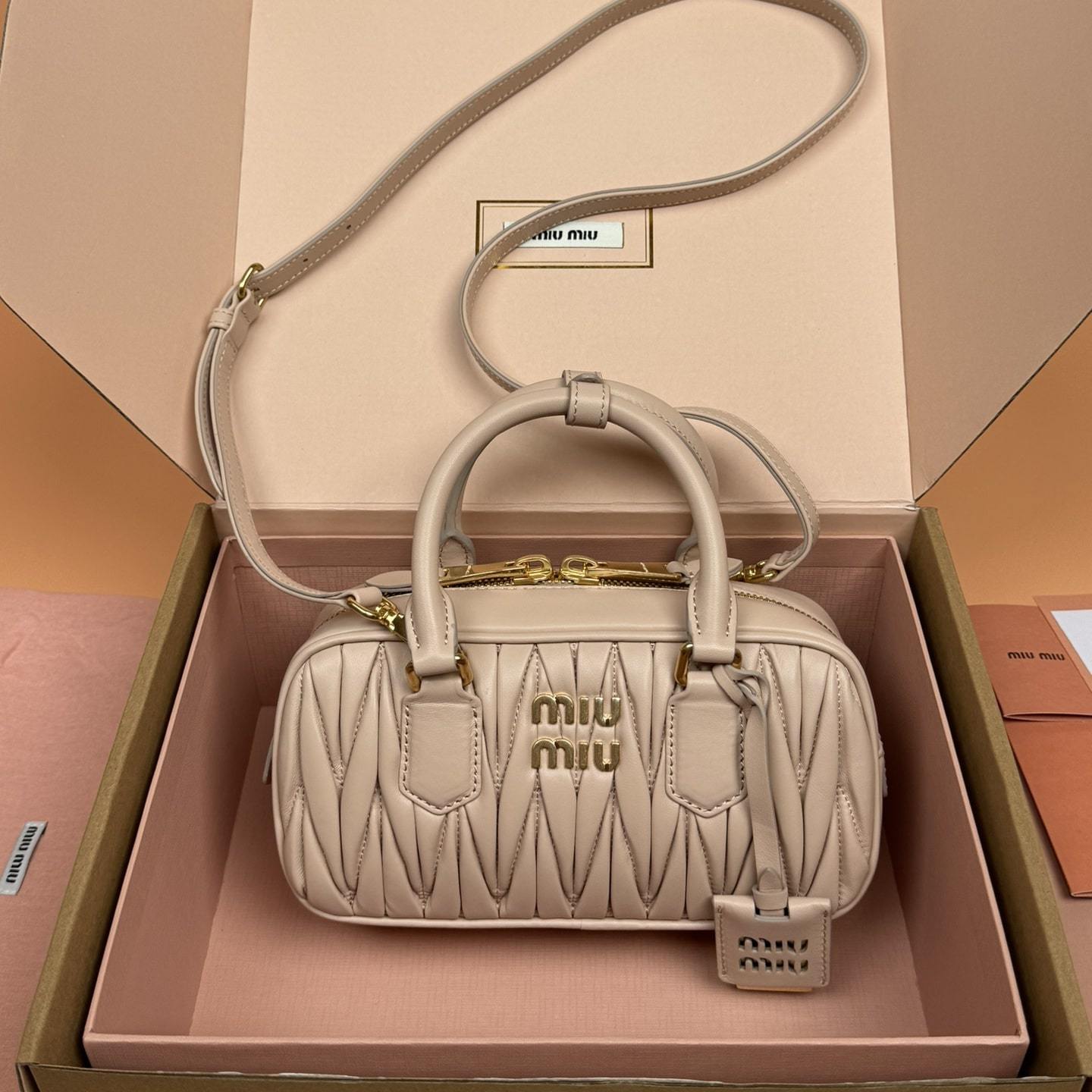 高仿miumiu*Arcadie系列5BB142保齡球小羊皮沙黃色免檢版